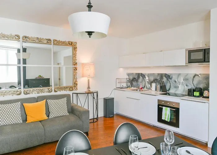 Huge And Bright 4bd For 10 Guests Sacre-coeur Parijs